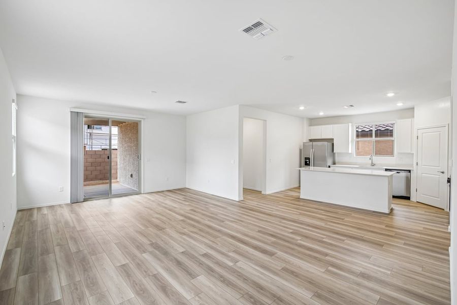 Spacious, unfurnished interior of a new home in Mirador Ridge Blossom, Tucson (Image 14).