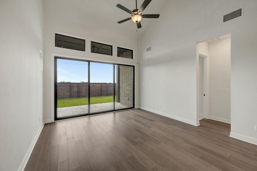 Spacious, unfurnished interior of a new home in Sienna - Grove Collection, Missouri City (Image 30).