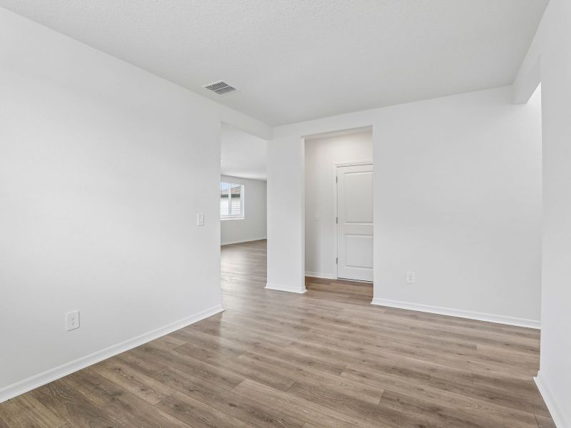 Spacious, unfurnished interior of a new home in Hilltop Vistas, Dade City (Image 11).