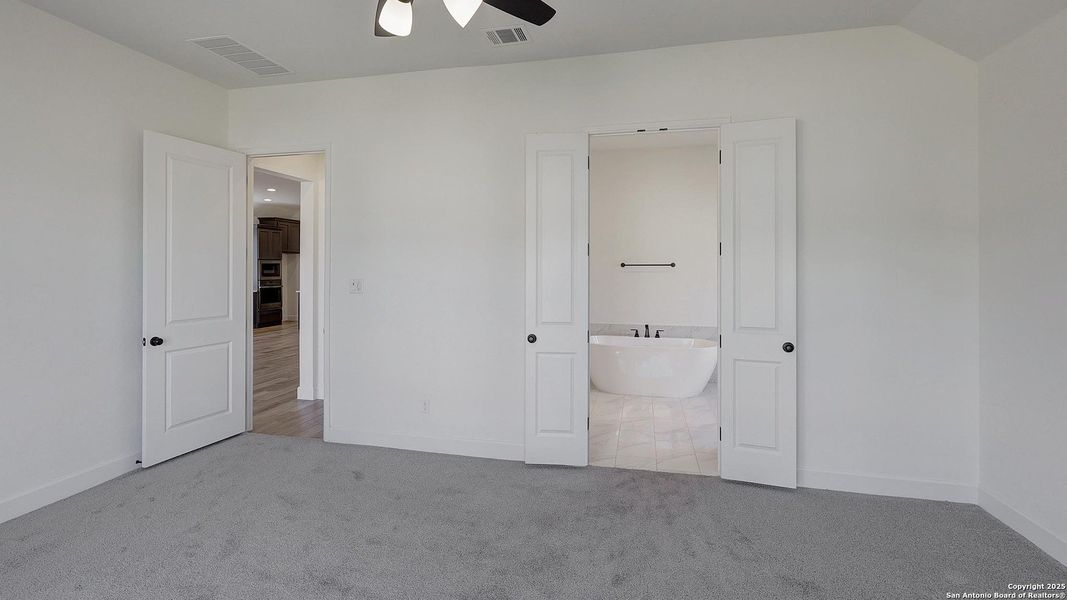 Spacious, unfurnished interior of a new home in Corley Farms 50', Boerne (Image 23).