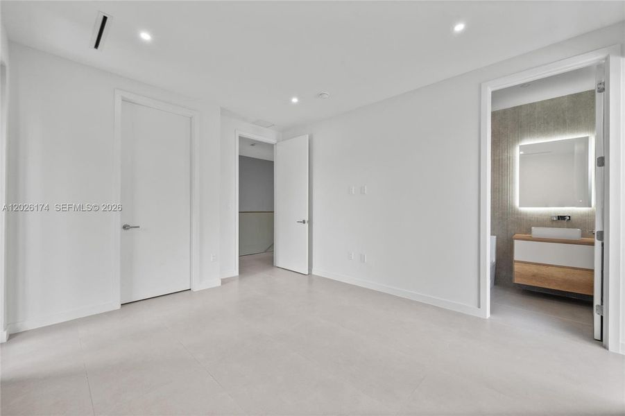 Spacious, unfurnished interior of a new home in , Miami (Image 21).