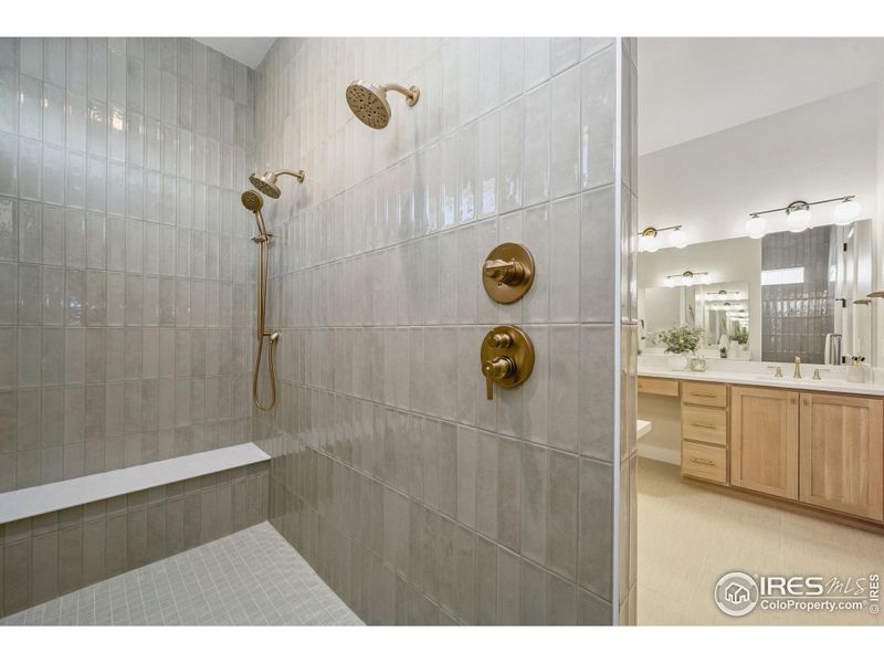 Walk-in Shower!!