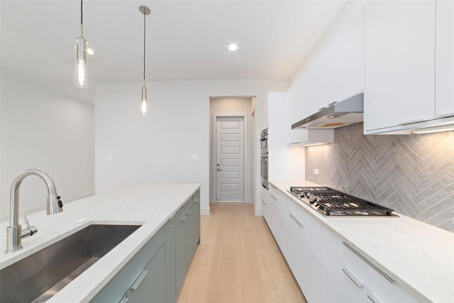 Furnished interior view inside a new home in Alicante, Houston (Image 11).