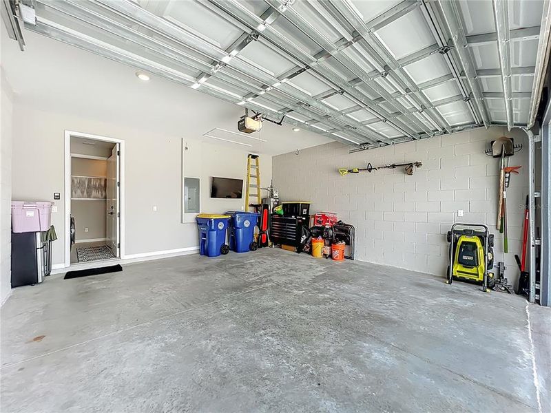 Spacious, unfurnished interior of a new home in , Clermont (Image 24).