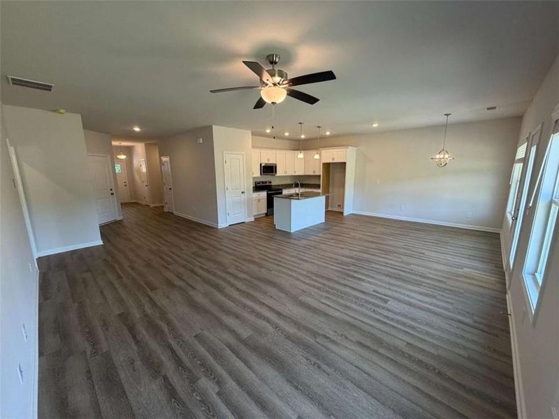 Spacious, unfurnished interior of a new home in , Eastanollee (Image 24).