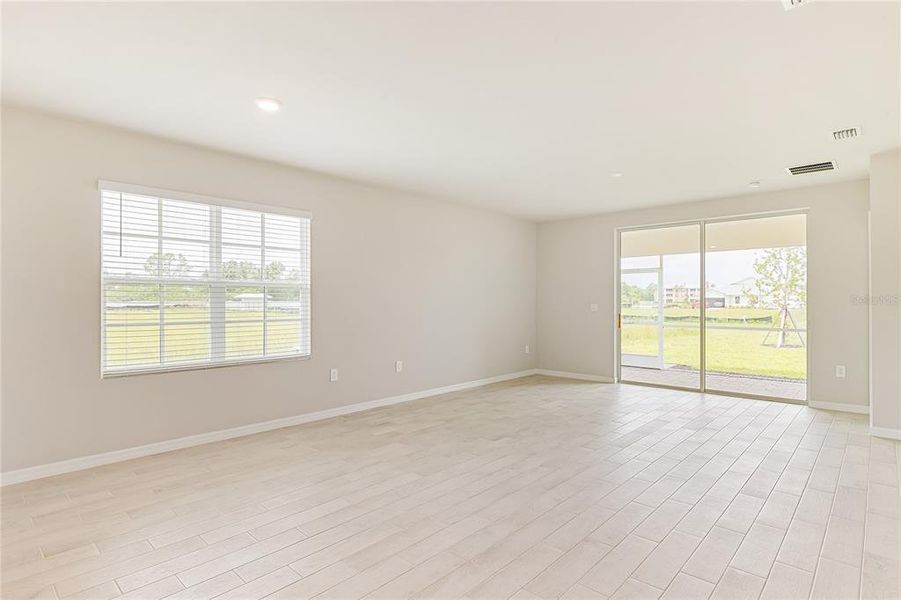 Spacious, unfurnished interior of a new home in Heritage Lake Park, Punta Gorda (Image 11).