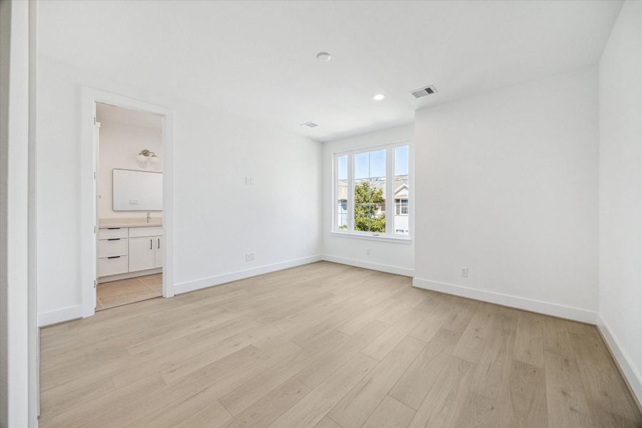 Spacious, unfurnished interior of a new home in , Houston (Image 20).
