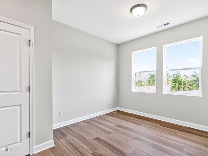 021-1280x960-guest-bedroom