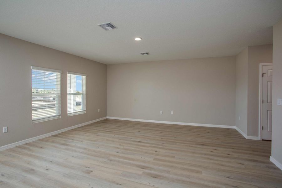 Spacious, unfurnished interior of a new home in Villa Mar, Winter Haven (Image 14).