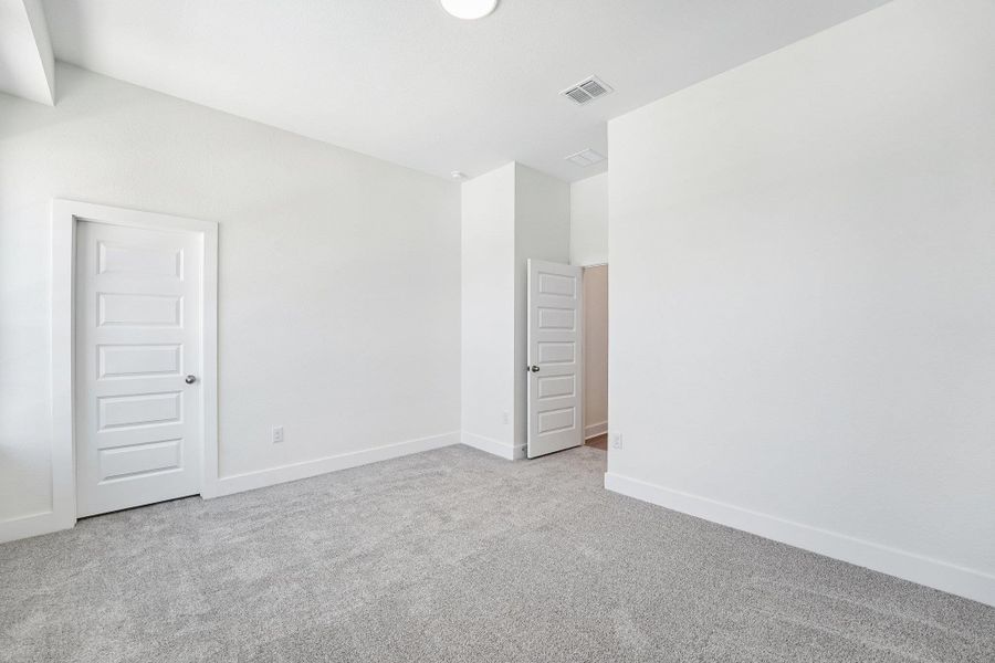 Spacious, unfurnished interior of a new home in Persimmon, Buda (Image 14).