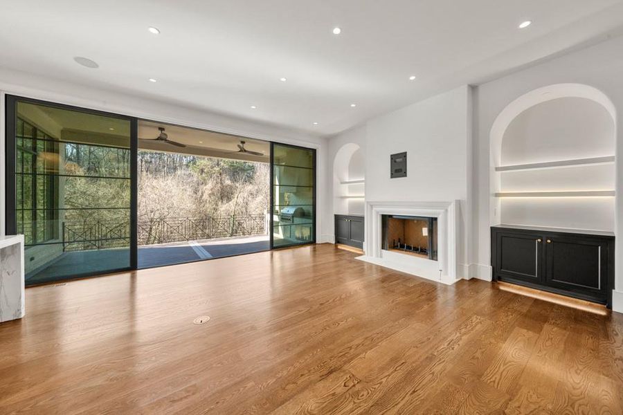 Spacious, unfurnished interior of a new home in Blue Heron Walk, Atlanta (Image 55).