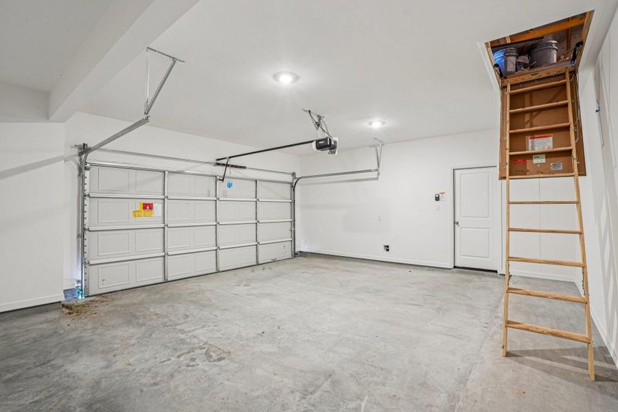 Spacious, unfurnished interior of a new home in Sienna 40', Missouri City (Image 30).