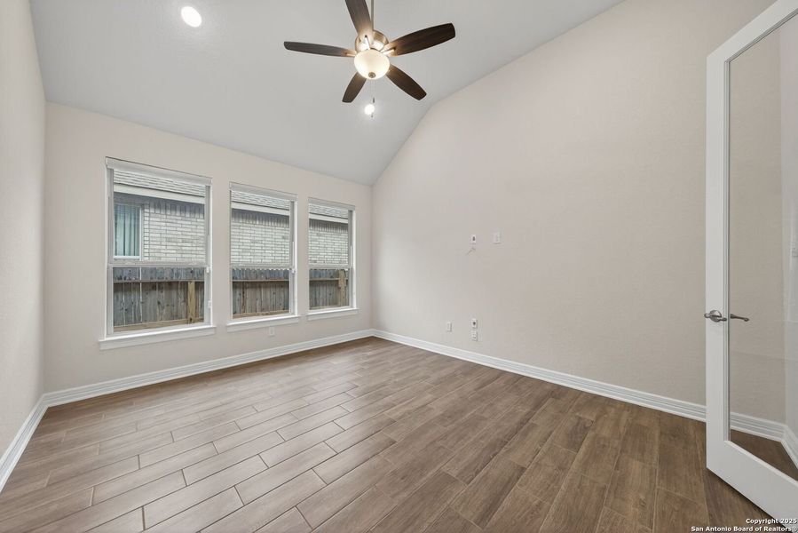 Spacious, unfurnished interior of a new home in Cibolo Crossing, Universal City (Image 22).