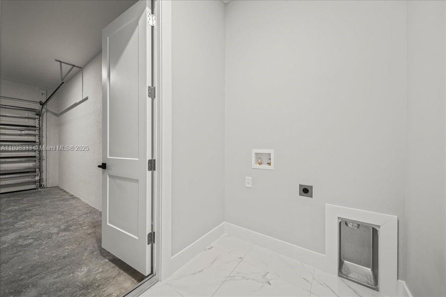 Spacious, unfurnished interior of a new home in , Lehigh Acres (Image 20).