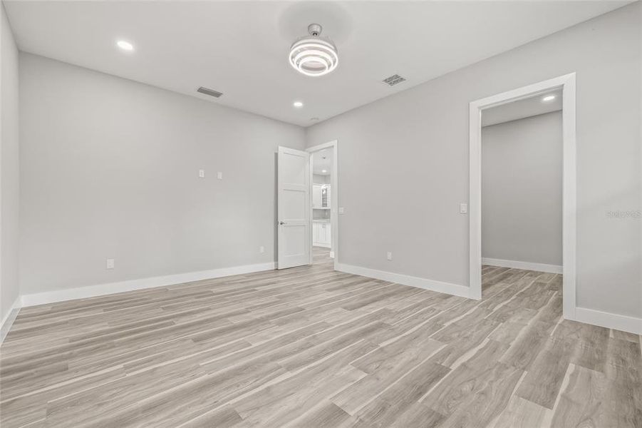 Spacious, unfurnished interior of a new home in , Tampa (Image 21).