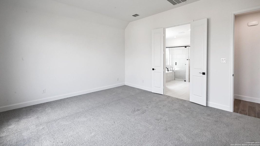 Spacious, unfurnished interior of a new home in Homestead 55', Cibolo (Image 22).