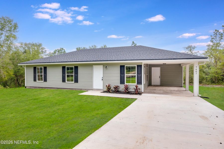 Exterior details and patio area of a home in , Keystone Heights (Image 13).