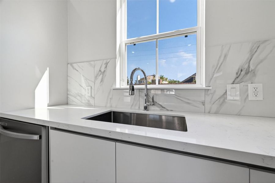 Kitchen - with premium quartz countertops