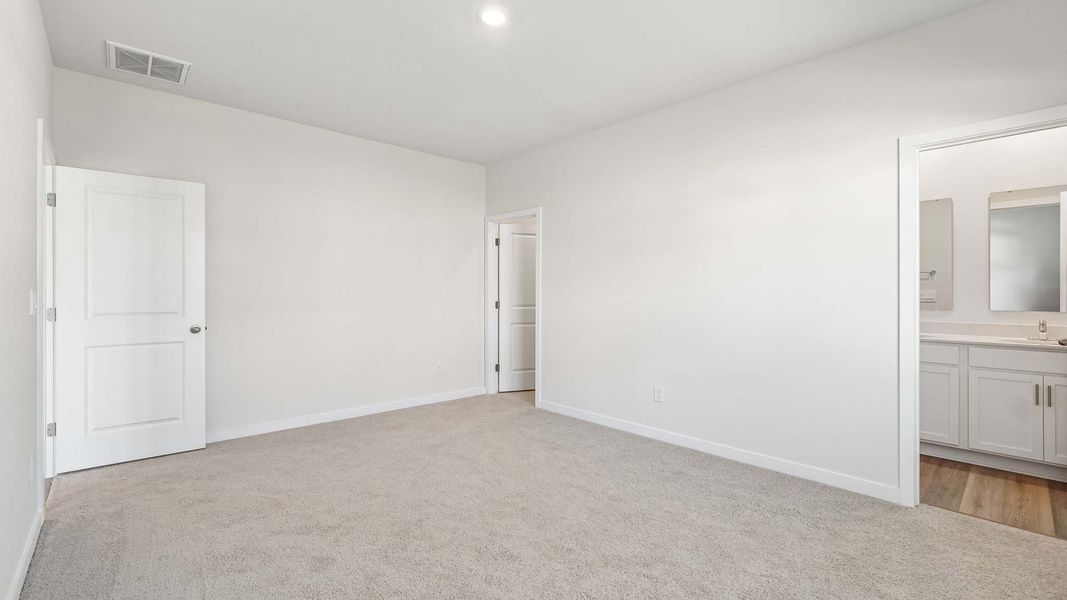Spacious, unfurnished interior of a new home in Zion Springs, Hickory (Image 25).