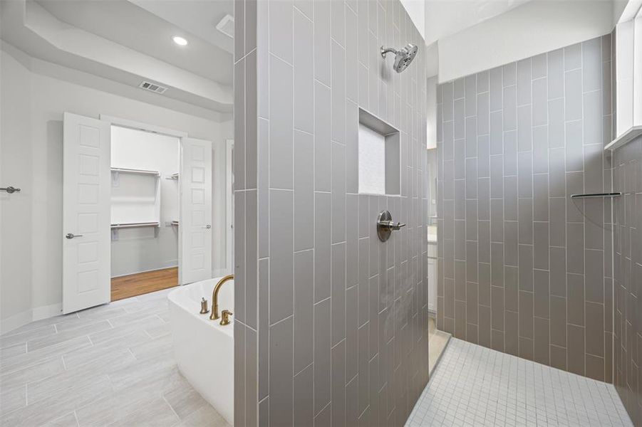 Furnished interior view inside a new home in Waterfall Ranch - 1 Acre Lots, Waxahachie (Image 7).