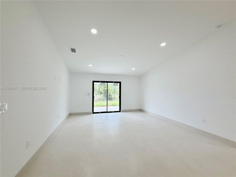 Spacious, unfurnished interior of a new home in , Lehigh Acres (Image 54).