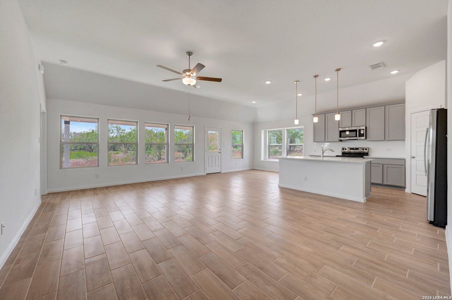 Spacious, unfurnished interior of a new home in Chaparral Ranch, Floresville (Image 25).