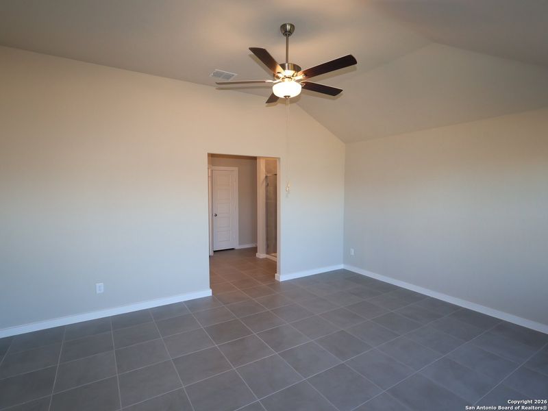 Spacious, unfurnished interior of a new home in Winding Brook, San Antonio (Image 16).