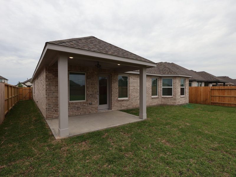 Exterior details and patio area of a home in Lago Mar, Santa Fe (Image 17).