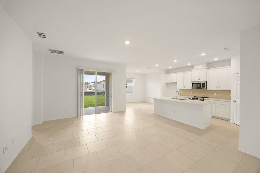 Spacious, unfurnished interior of a new home in Brack Ranch, St. Cloud (Image 8).