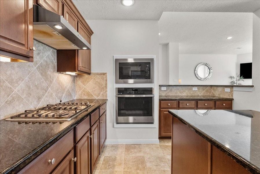 Chef's eat-in island kitchen features 42" cabinets with crown molding, granite countertops, stainless steel appliances and a breakfast bar Chef's eat-in island kitchen features 42" cabinets with crown molding, granite countertops, stainless steel appliances and a breakfast bar