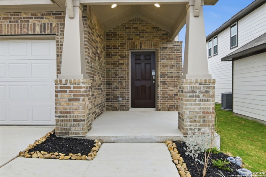 Exterior details and patio area of a home in Hunters Ranch, San Antonio (Image 24).