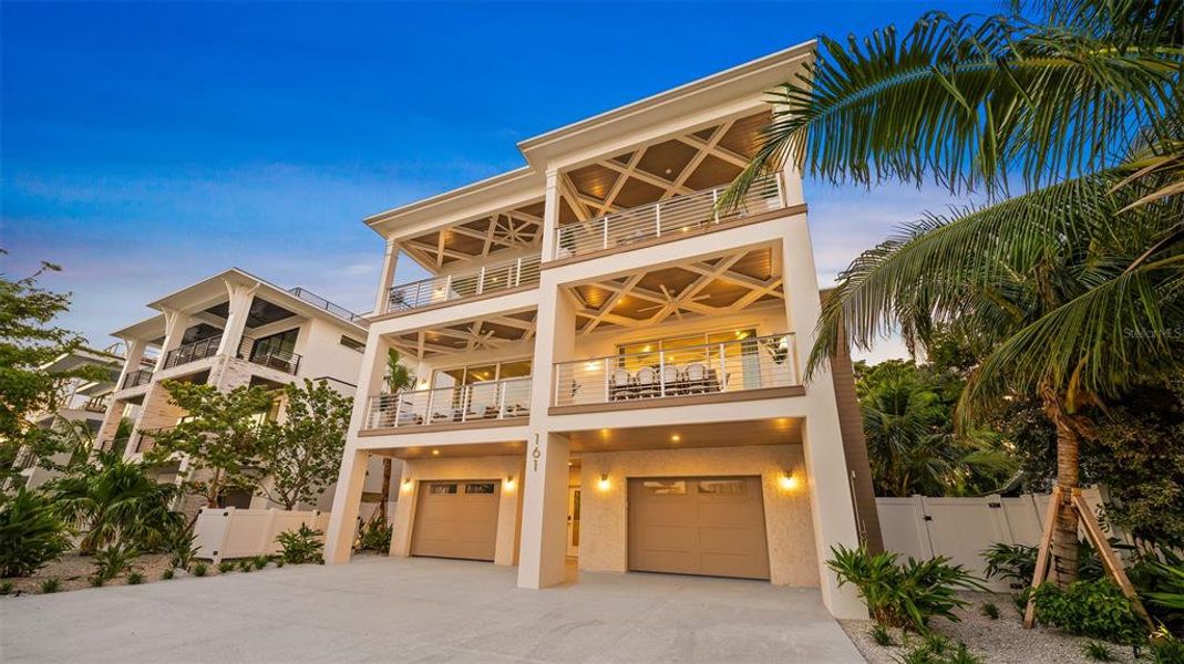 Condo located in Sarasota, FL showcasing its design and architecture (Image 4).