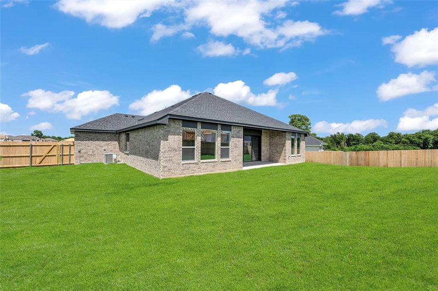 Exterior details and patio area of a home in Rosenthal Estates, Lorena (Image 4).