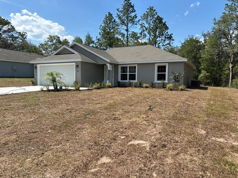 Exterior details and patio area of a home in , Dunnellon (Image 3).
