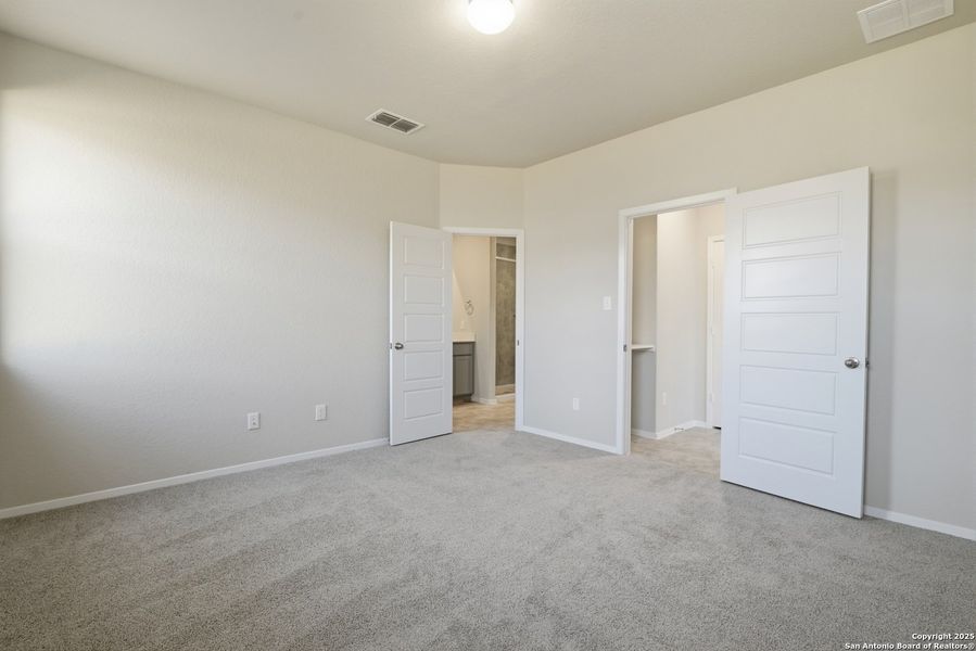 Spacious, unfurnished interior of a new home in Hunters Ranch, San Antonio (Image 26).
