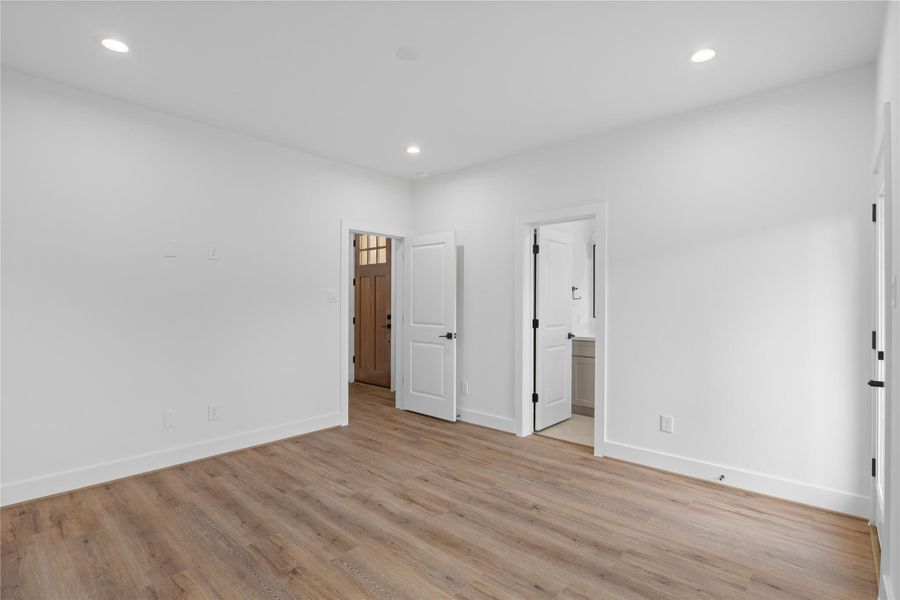 Spacious, unfurnished interior of a new home in , Houston (Image 44).