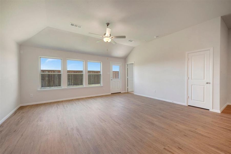 Spacious, unfurnished interior of a new home in Tarrytown, Crowley (Image 27).