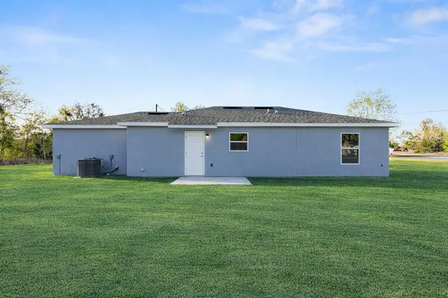 Exterior details and patio area of a home in , Ocala (Image 19). Exterior details and patio area of a home in , Ocala (Image 19).
