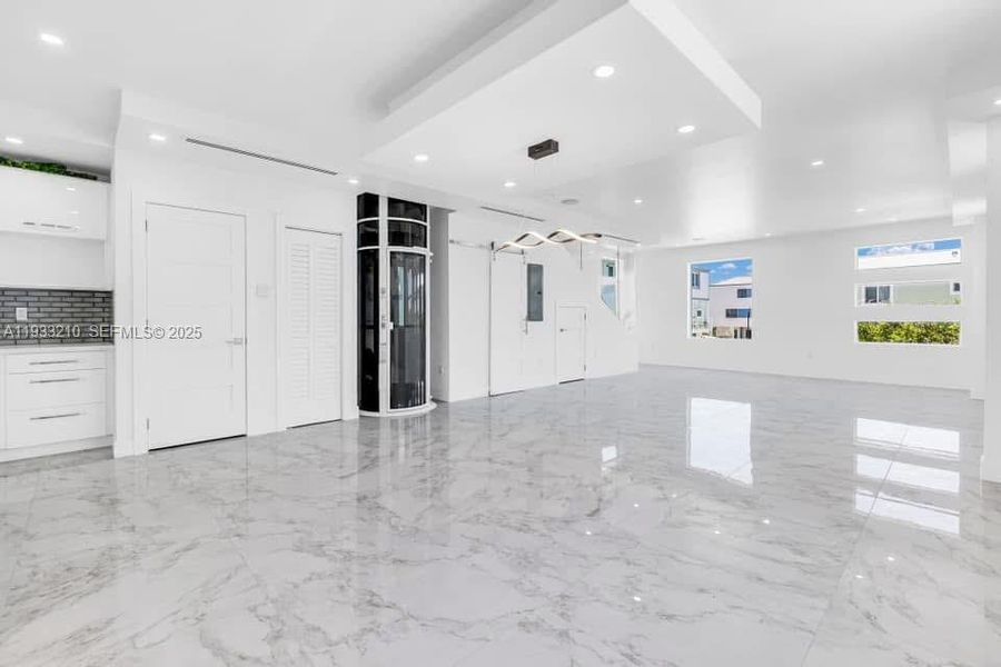 Spacious, unfurnished interior of a new home in , Key Largo (Image 7).