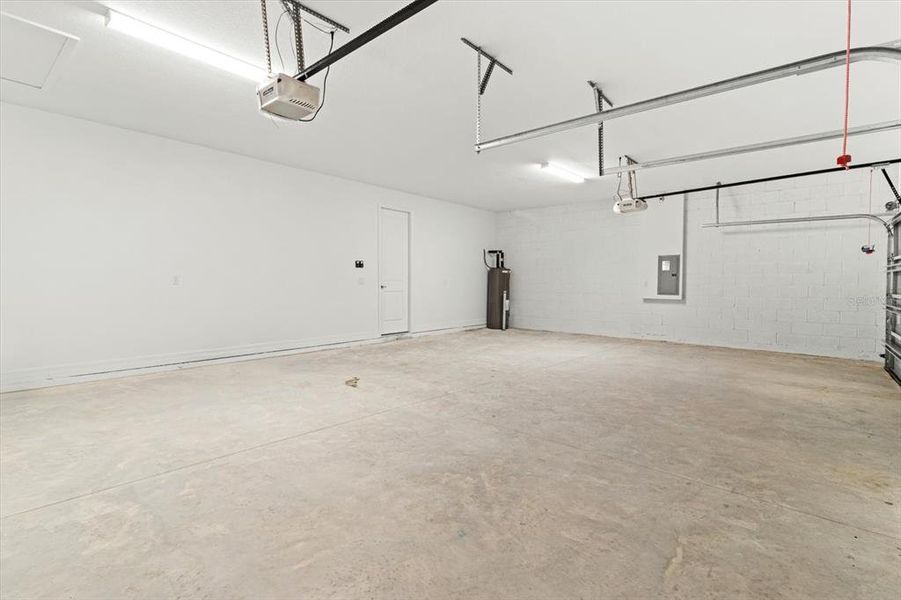 Spacious, unfurnished interior of a new home in , Ocala (Image 28).