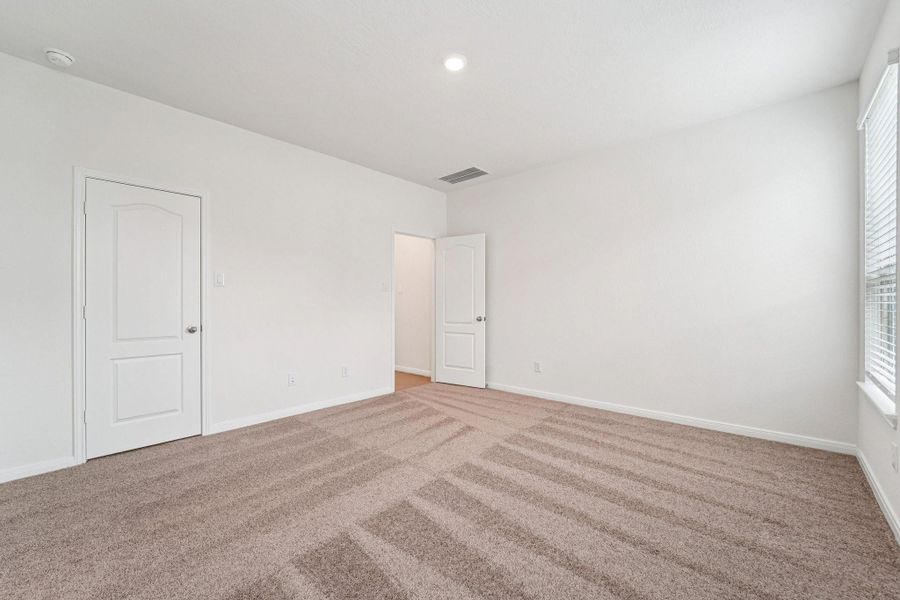 Spacious, unfurnished interior of a new home in Olympia Falls, Fresno (Image 31).
