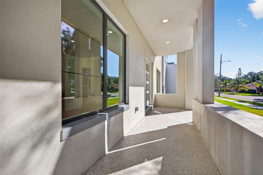 Exterior details and patio area of a home in , St. Petersburg (Image 25).