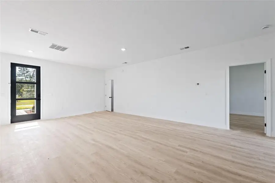 Spacious, unfurnished interior of a new home in , Ocala (Image 12).