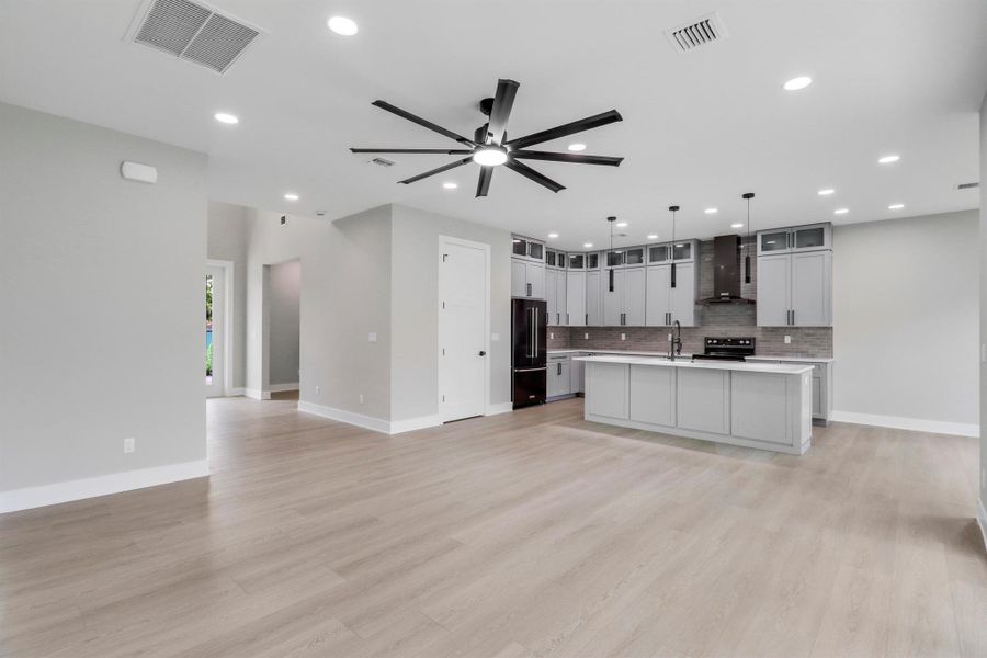 Spacious, unfurnished interior of a new home in , Jensen Beach (Image 25).