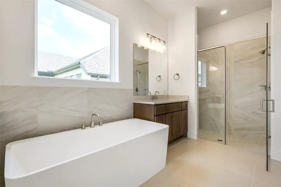 Furnished interior view inside a new home in Evergreen 70', Conroe (Image 7).