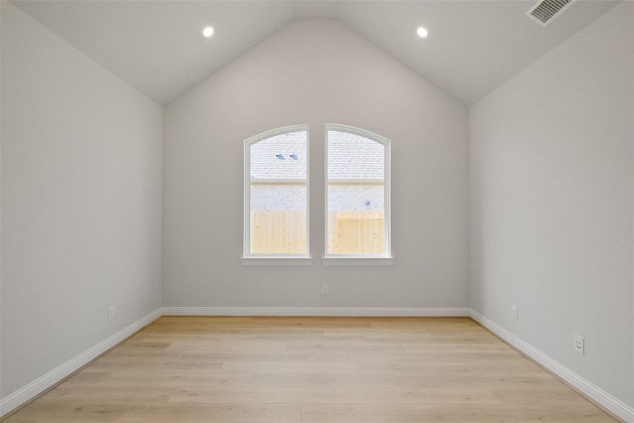 Spacious, unfurnished interior of a new home in Sienna 65', Missouri City (Image 45).