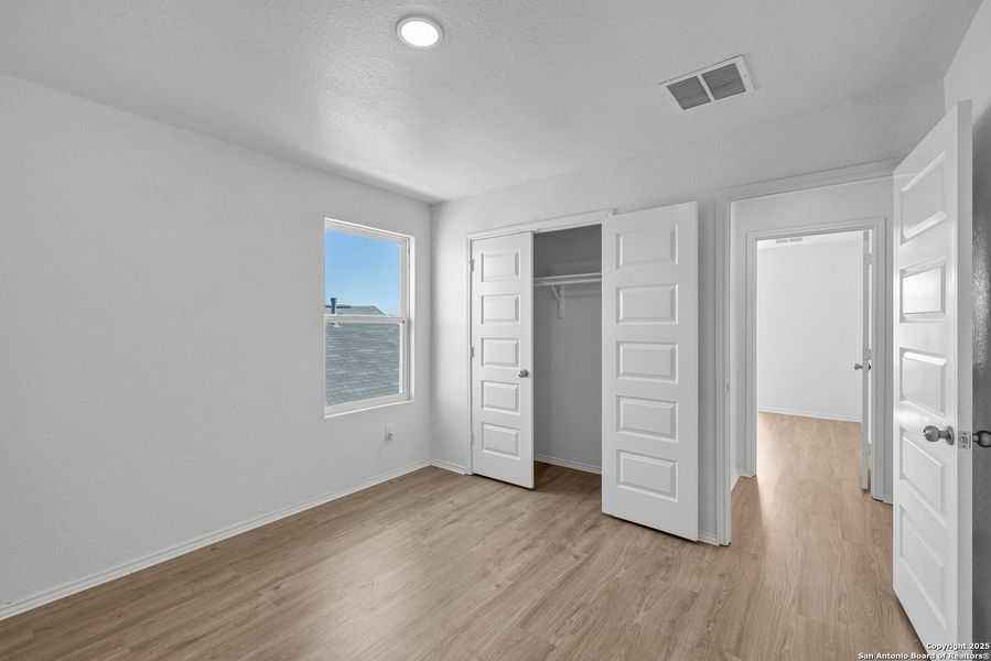 Spacious, unfurnished interior of a new home in Blue Ridge Ranch, San Antonio (Image 19).