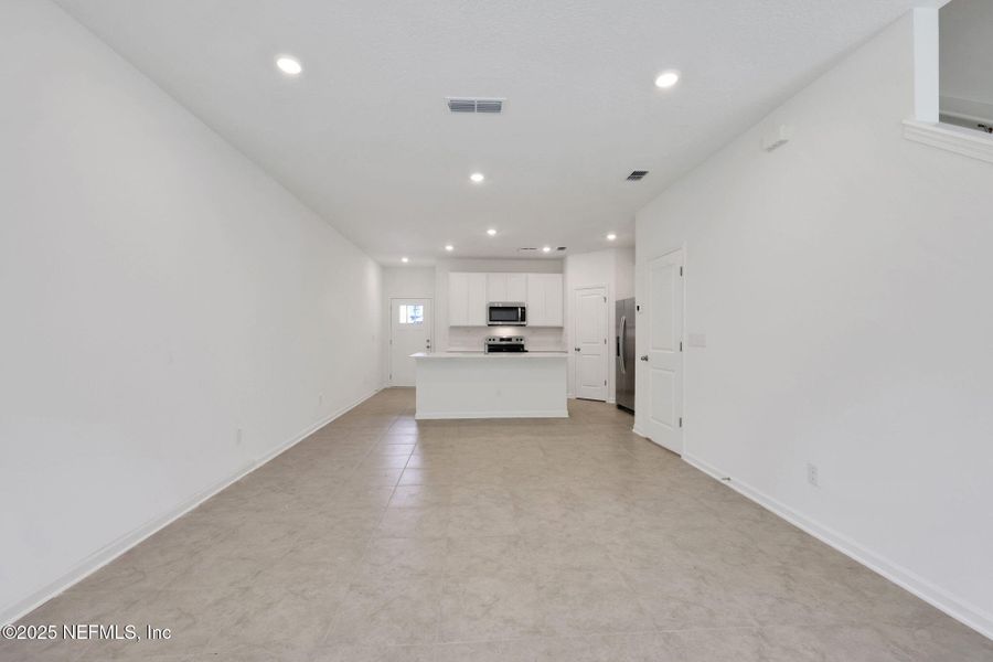 Spacious, unfurnished interior of a new home in Atlantis Pointe, Middleburg (Image 19).