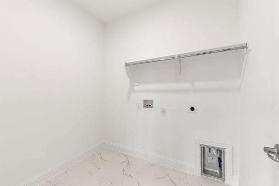 Spacious, unfurnished interior of a new home in Creekside, Royse City (Image 28).