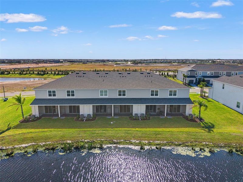 Exterior details and patio area of a home in , Bradenton (Image 3).